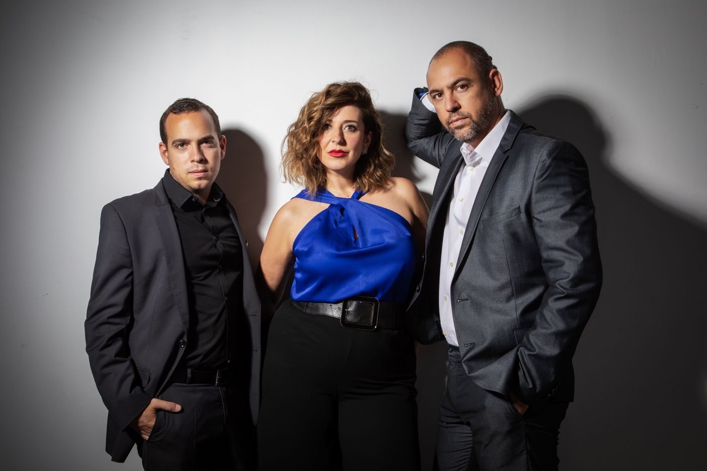 Los tres músicos del ensemble ante una pared blanca